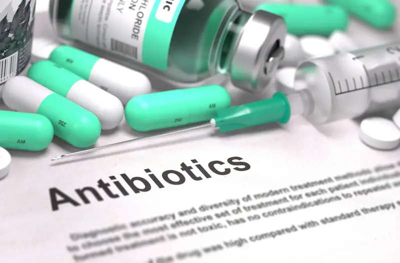 يمكن أن يكون للمضادات الحيوية آثار جانبية، مثل اضطراب المعدة والإسهال وعدوى الخميرة.